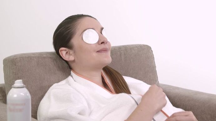 Relaxing eye compression helps restore vision